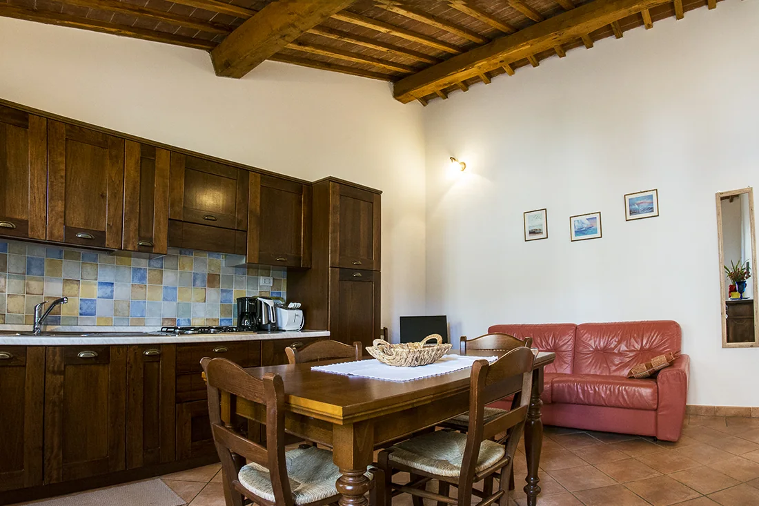 hartje-toscane-agriturismo-palazzetti-appartement-il-nocio-keuken-woonkamer-01-casamia