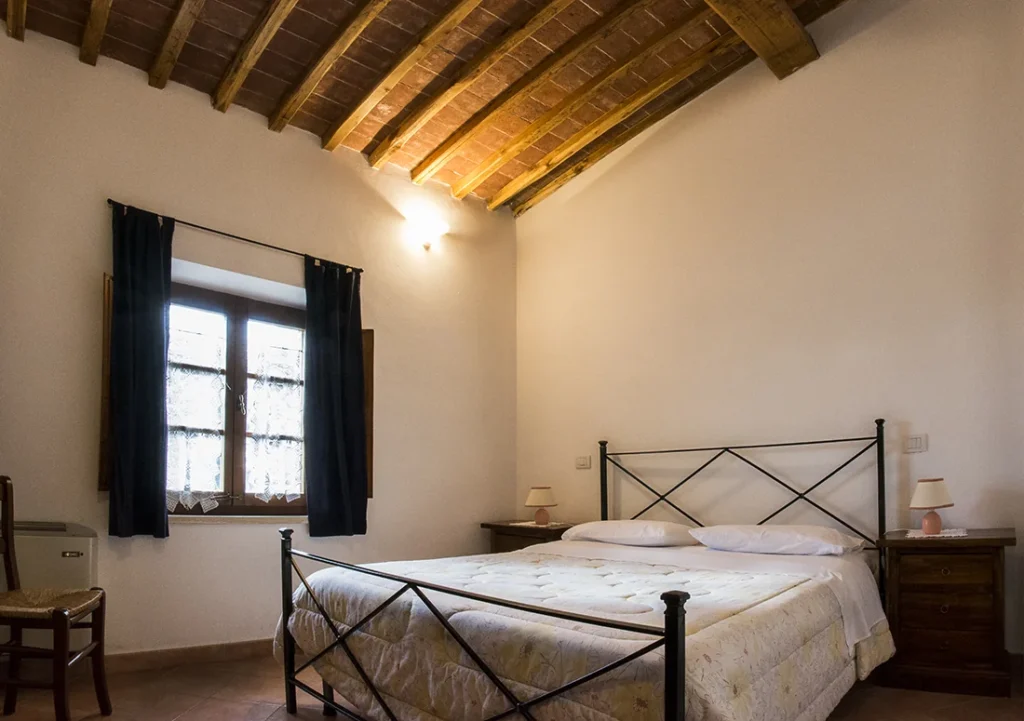 hartje-toscane-agriturismo-palazzetti-appartement-il-nocio-slaapkamer-03-casamia