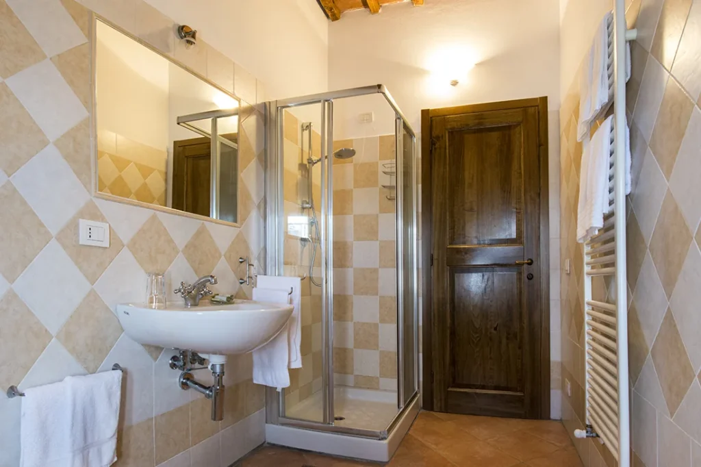 hartje-toscane-agriturismo-palazzetti-appartement-il-pino-badkamer-douche-01-casamia