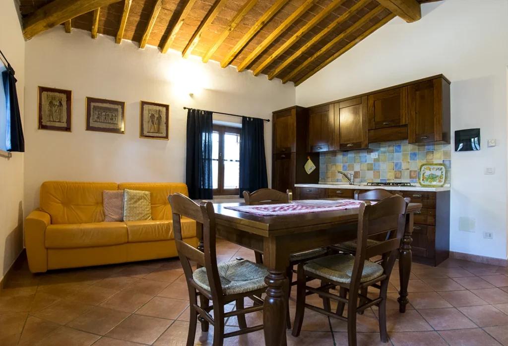 hartje-toscane-agriturismo-palazzetti-appartement-il-pino-keuken-woonkamer-02-casamia