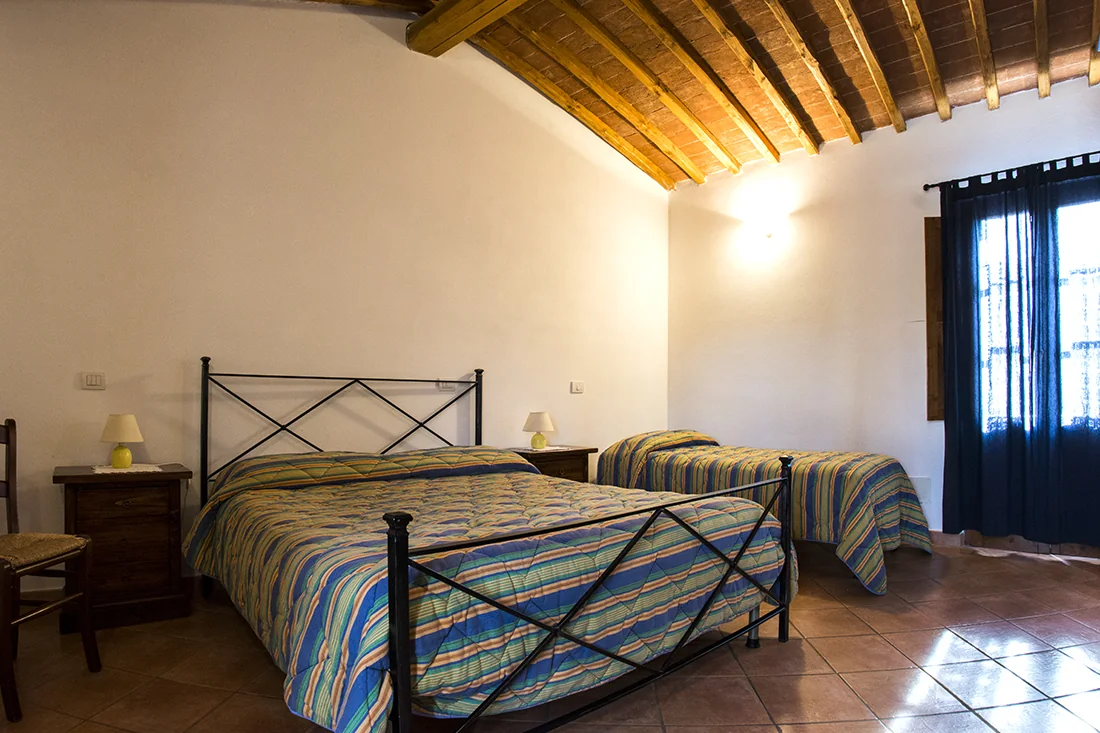 hartje-toscane-agriturismo-palazzetti-appartement-il-pino-slaapkamer-drie-bedden-04-casamia