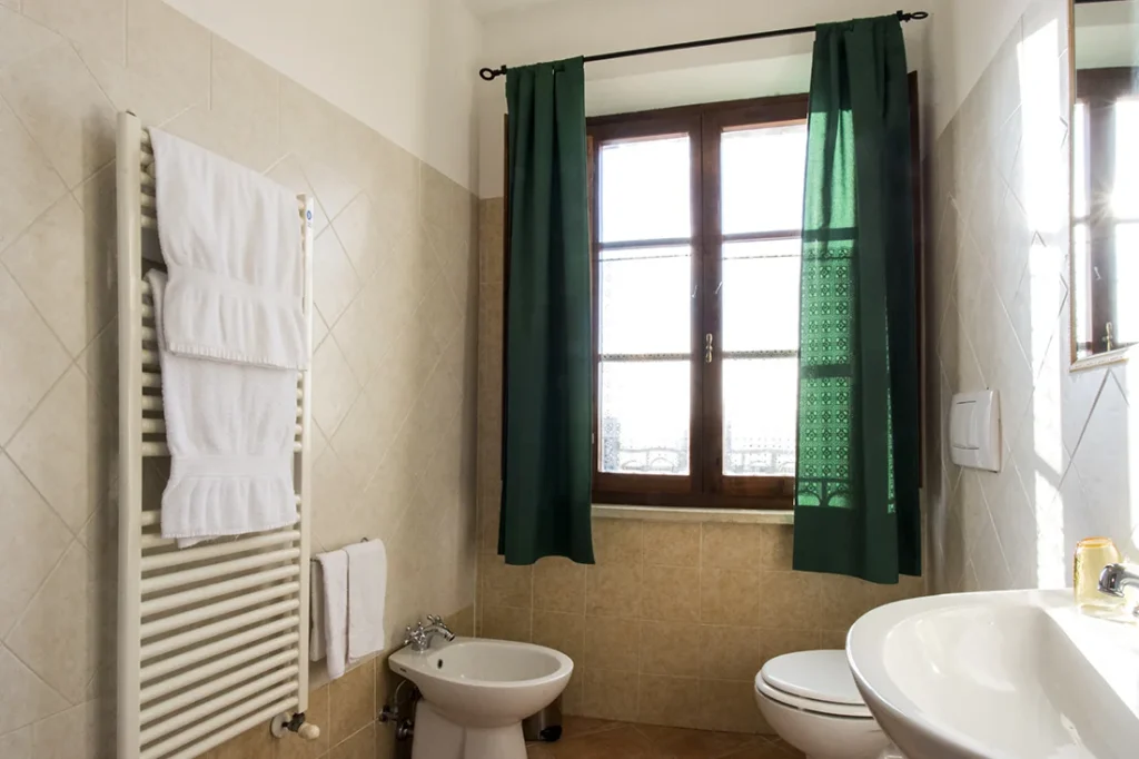 hartje-toscane-agriturismo-palazzetti-appartement-la-quercia-badkamer-05-casamia