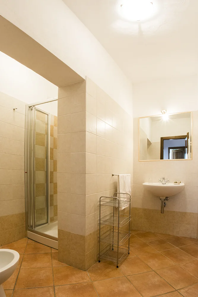 hartje-toscane-agriturismo-palazzetti-appartement-la-quercia-badkamer-douche-04-casamia