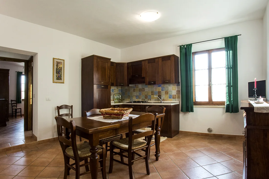 hartje-toscane-agriturismo-palazzetti-appartement-la-quercia-keuken-eethoek-01-casamia