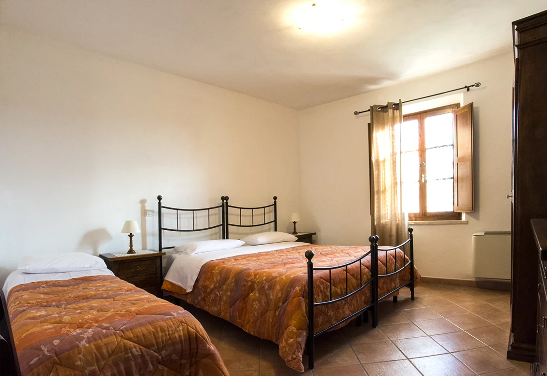 hartje-toscane-agriturismo-palazzetti-appartement-la-quercia-slaapkamer-drie-bedden-03-casamia