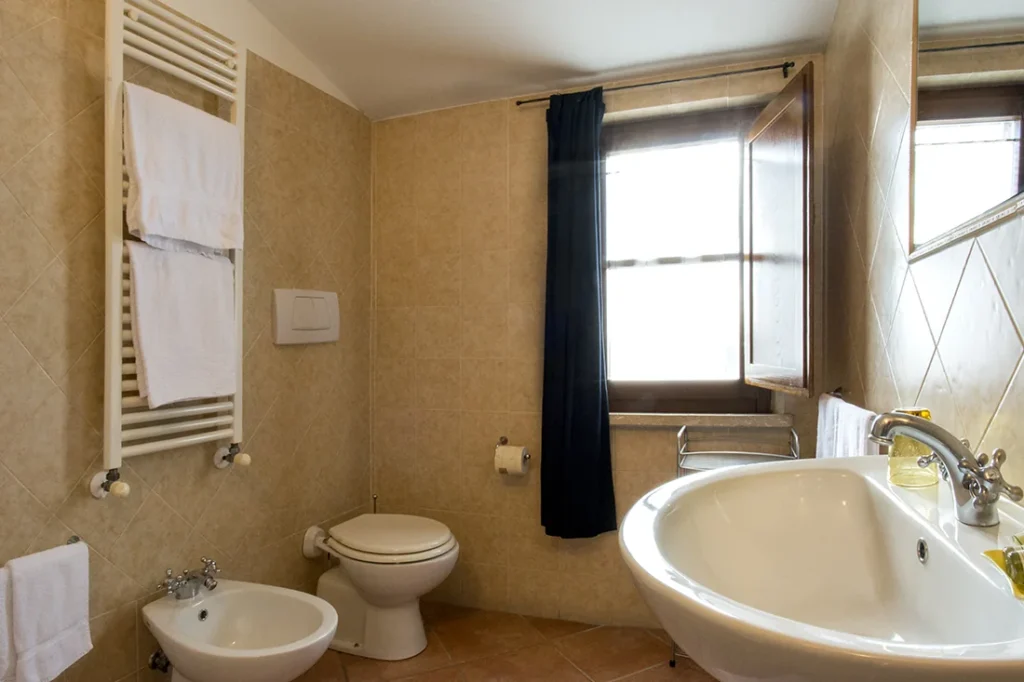 hartje-toscane-agriturismo-palazzetti-appartement-lolivo-badkamer-04-casamia