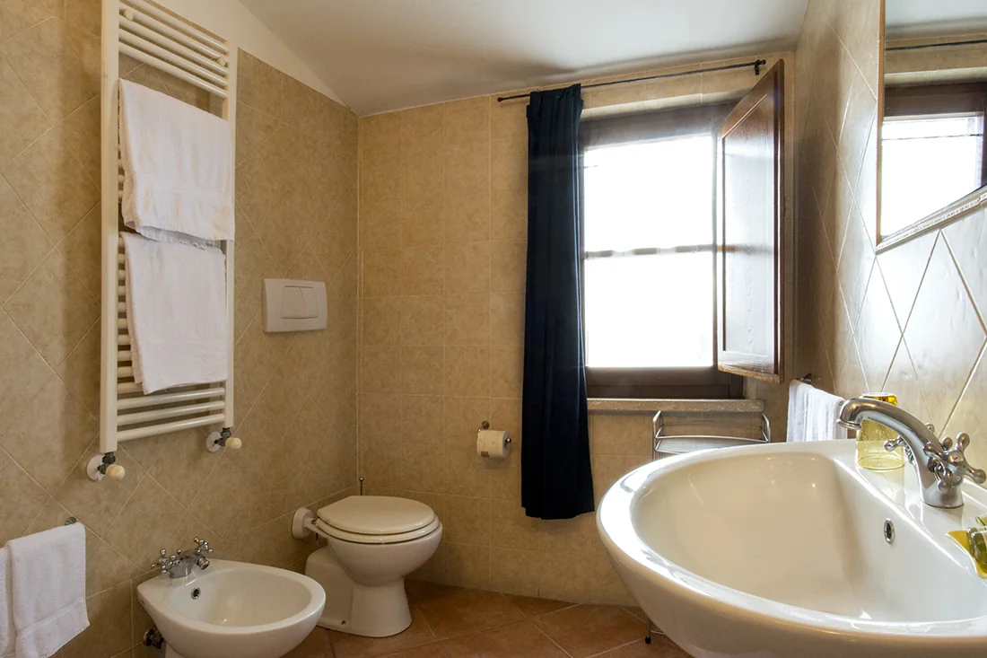 hartje-toscane-agriturismo-palazzetti-appartement-lolivo-badkamer-04-casamia