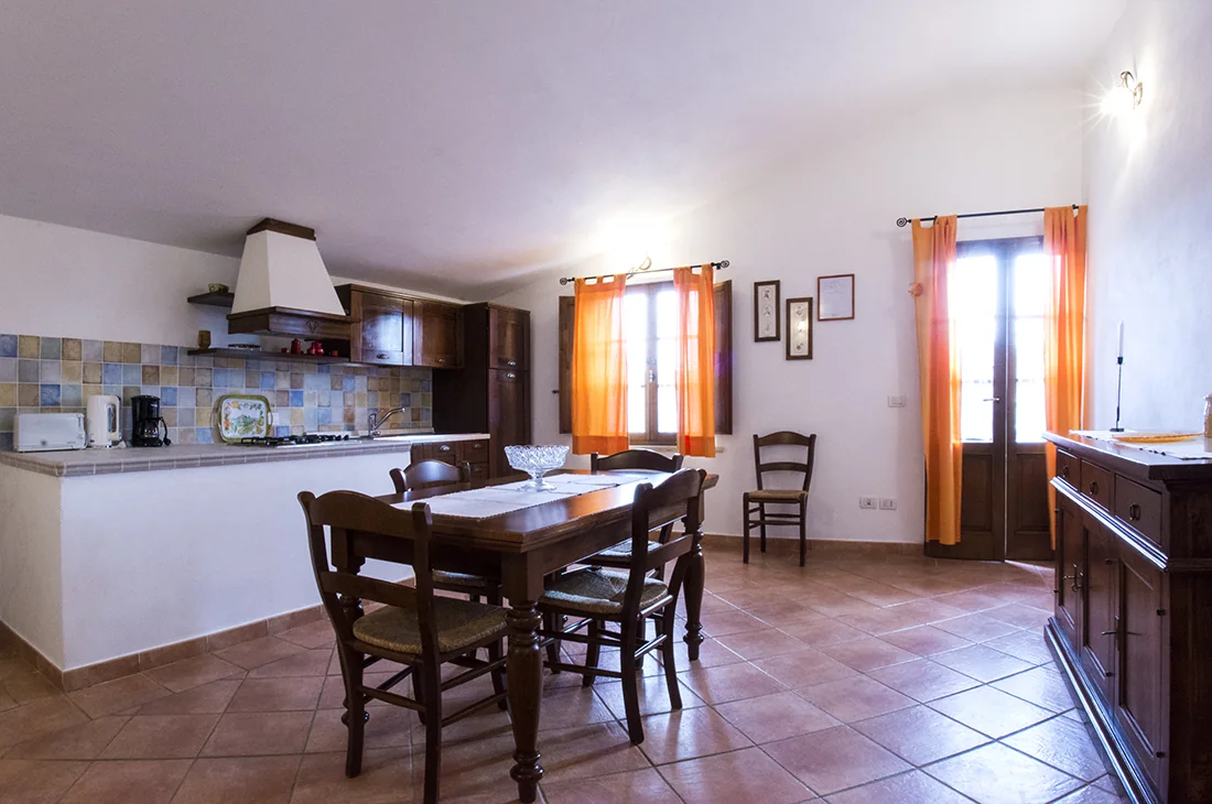 hartje-toscane-agriturismo-palazzetti-appartement-lolivo-keuken-eethoek-01-casamia