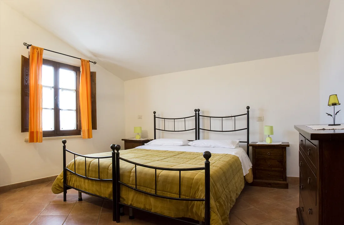 hartje-toscane-agriturismo-palazzetti-appartement-lolivo-slaapkamer-05-casamia