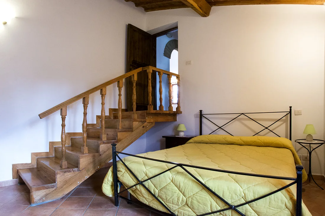 hartje-toscane-agriturismo-palazzetti-appartement-lolivo-slaapkamer-trap-03-casamia