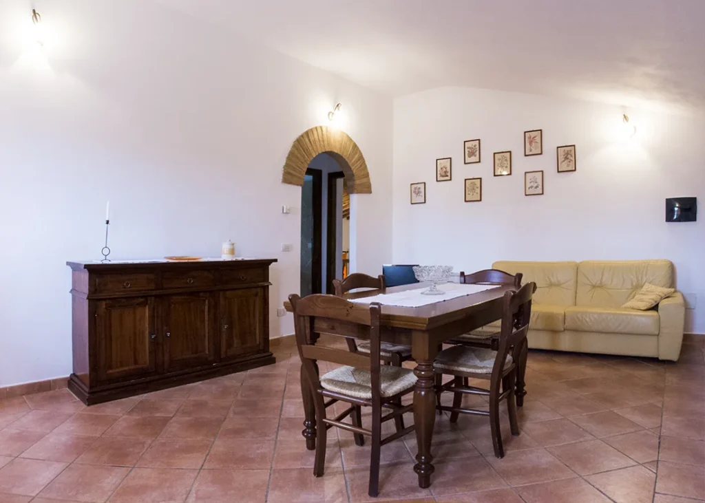 hartje-toscane-agriturismo-palazzetti-appartement-lolivo-woonkamer-eethoek-02-casamia
