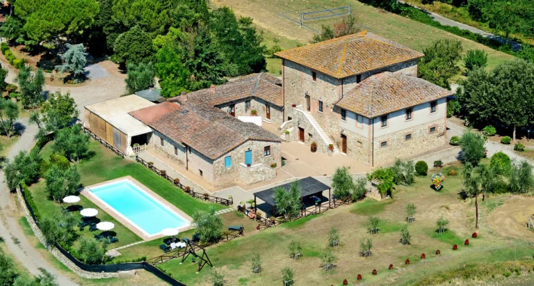 Hartje toscane agriturismo palazzetti luchtfoto landhuis zwembad
