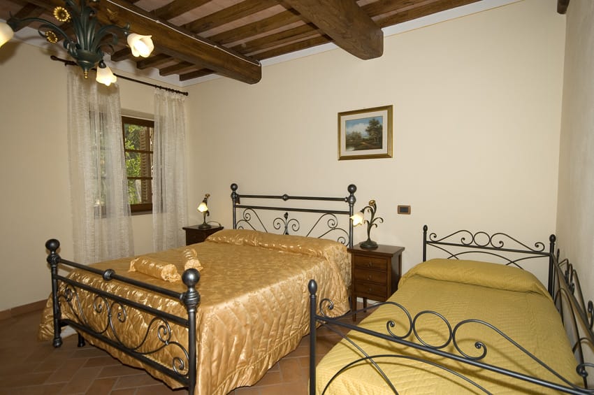 hartje-toscane-agriturismo-san-giacomo-appartement-anfora-slaapkamer-extra-bed-09-casamia