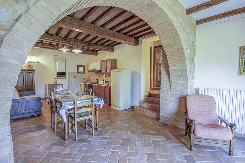 hartje-toscane-agriturismo-san-giacomo-appartement-anfora-woonkamer-eethoek-06-casamia