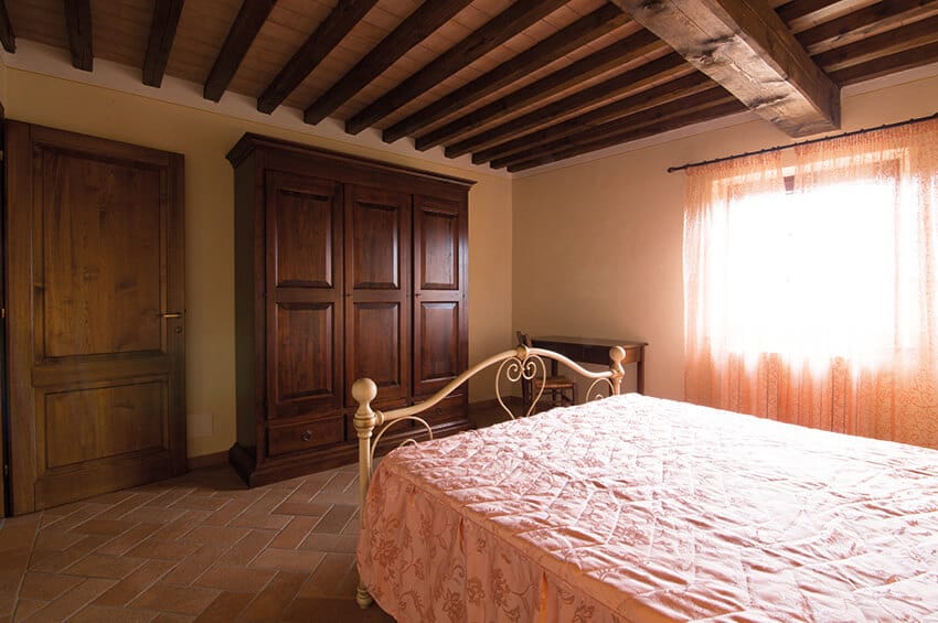 hartje-toscane-agriturismo-san-giacomo-appartement-gelsomino-slaapkamer-kast-04-casamia