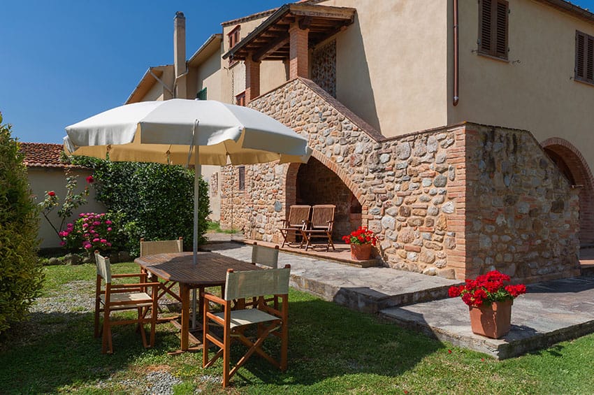 hartje-toscane-agriturismo-san-giacomo-appartement-gelsomino-terras-buitenzijde-02-casamia