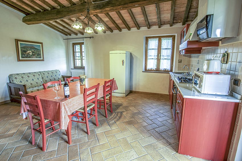 hartje-toscane-agriturismo-san-giacomo-appartement-gelsomino-woonkeuken-07-casamia