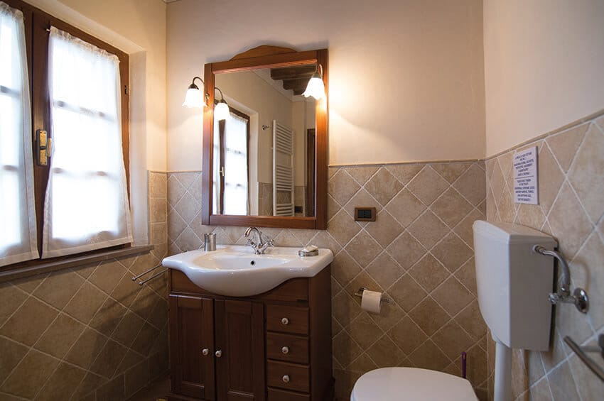 hartje-toscane-agriturismo-san-giacomo-appartement-geranio-badkamer-02-casamia