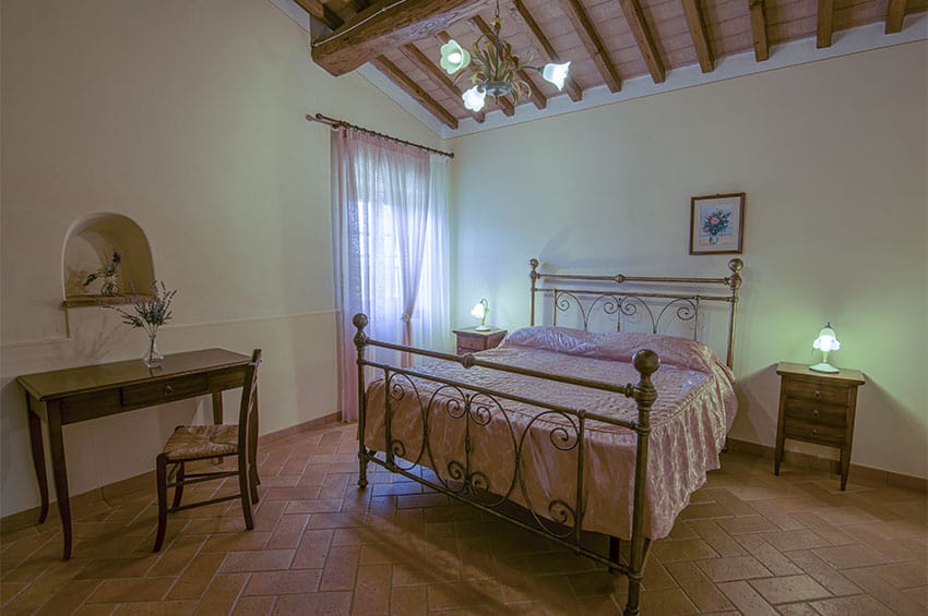 hartje-toscane-agriturismo-san-giacomo-appartement-geranio-slaapkamer-bureau-07-casamia