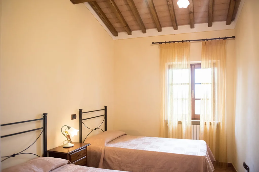 Hartje toscane agriturismo san giacomo appartement geranio slaapkamer eenpersoonsbedden