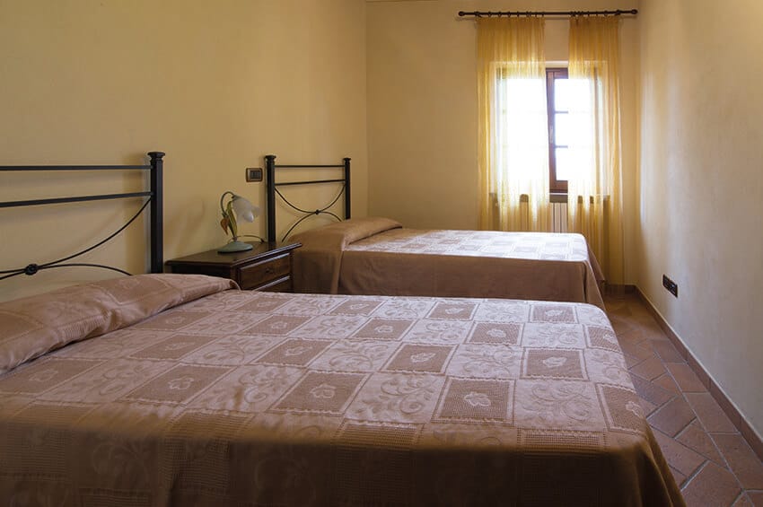 hartje-toscane-agriturismo-san-giacomo-appartement-geranio-slaapkamer-twee-bedden-04-casamia