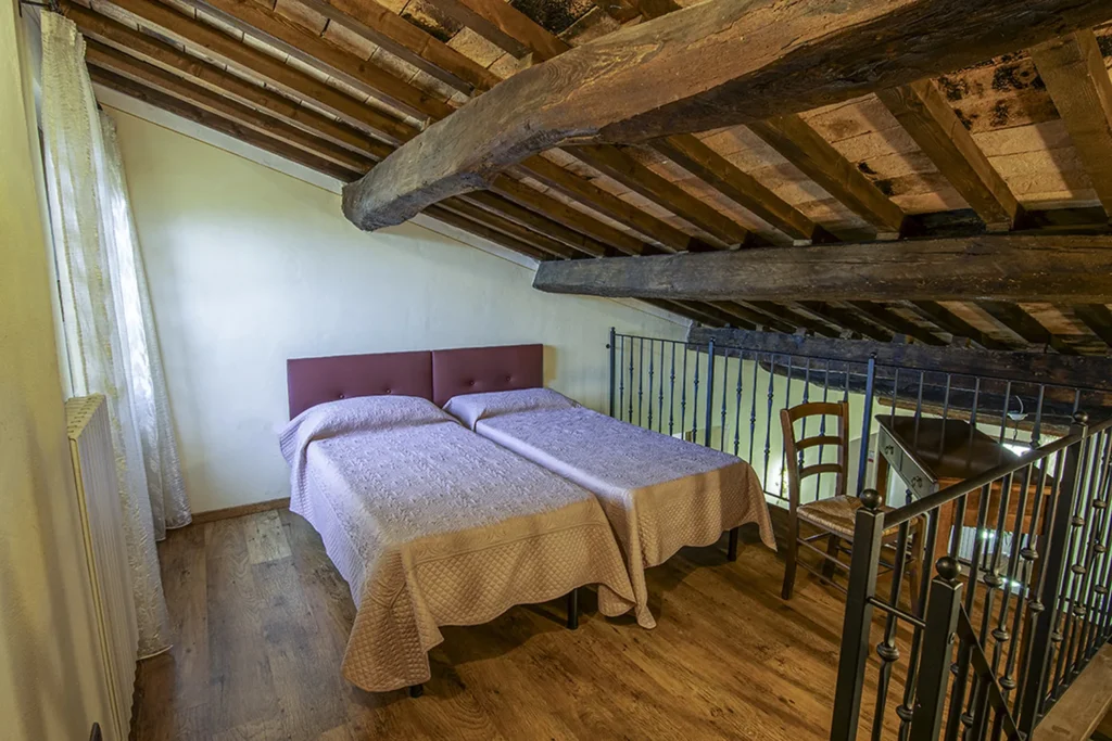 hartje-toscane-agriturismo-san-giacomo-appartement-geranio-slaapkamer-twee-eenpersoonsbedden-004-casamia