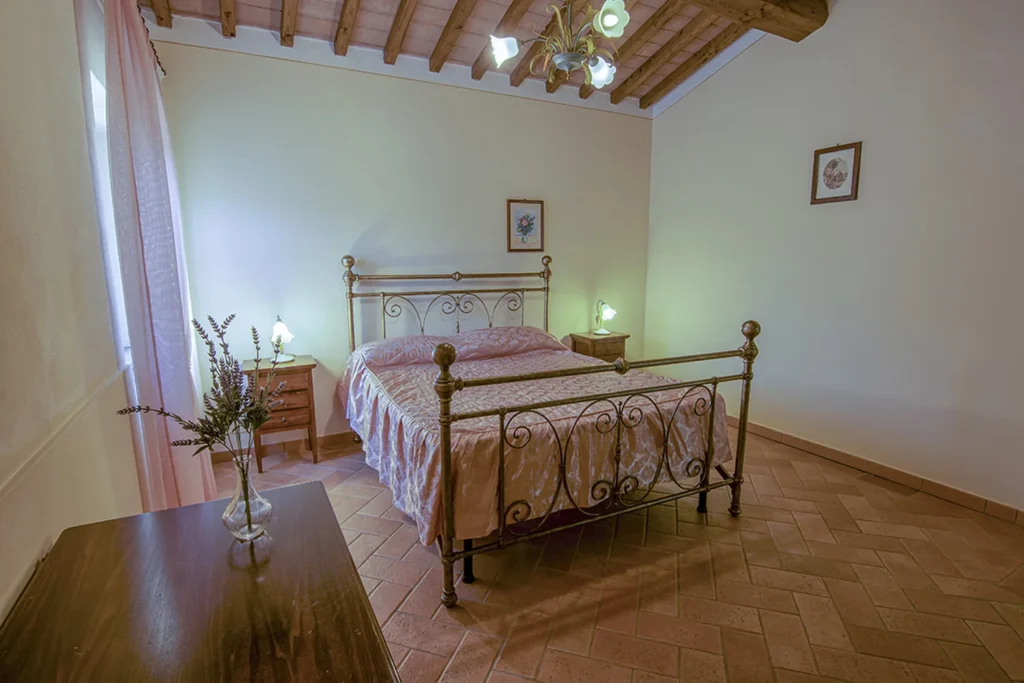 hartje-toscane-agriturismo-san-giacomo-appartement-geranio-slaapkamer-tweepersoonsbed-003-casamia