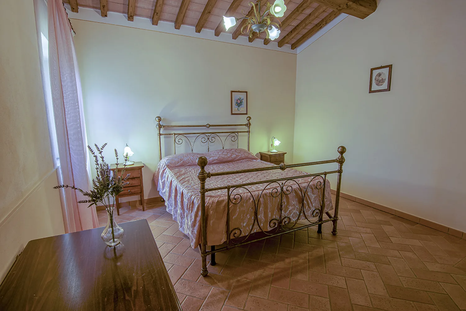hartje-toscane-agriturismo-san-giacomo-appartement-geranio-slaapkamer-tweepersoonsbed-003-casamia