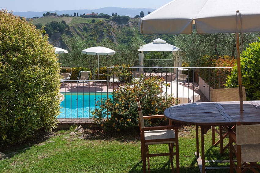 hartje-toscane-agriturismo-san-giacomo-appartement-geranio-terras-bij-zwembad-01-casamia