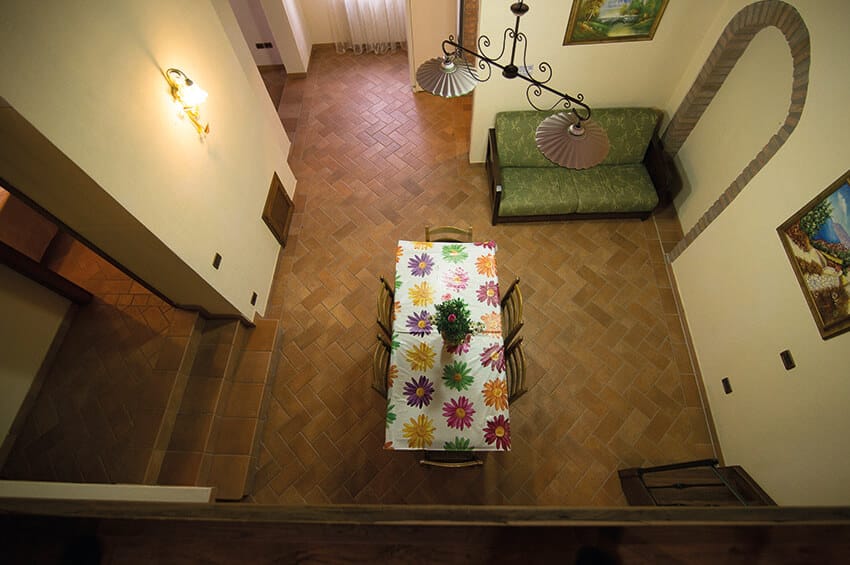 hartje-toscane-agriturismo-san-giacomo-appartement-geranio-woonkamer-van-boven-03-casamia