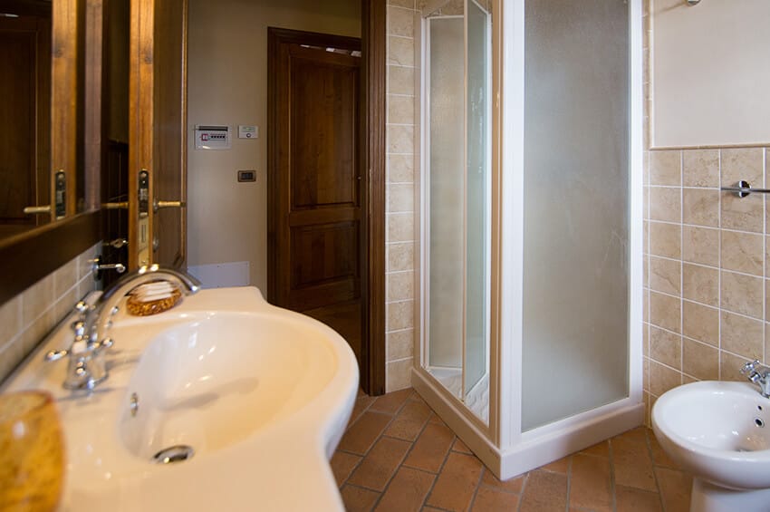 hartje-toscane-agriturismo-san-giacomo-appartement-giglio-badkamer-01-casamia