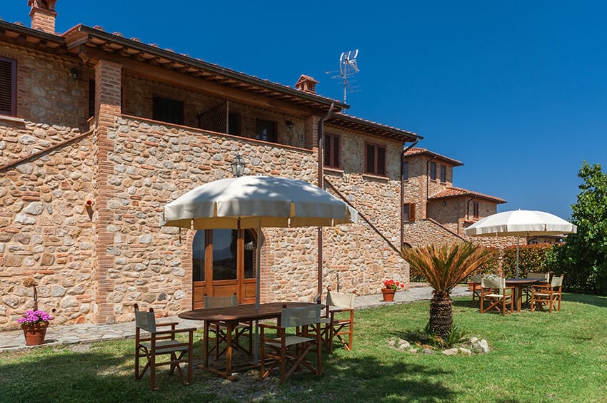 hartje-toscane-agriturismo-san-giacomo-appartement-giglio-buitenzijde-terras-11-casamia