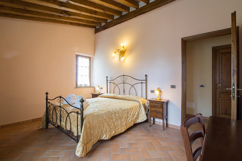 hartje-toscane-agriturismo-san-giacomo-appartement-giglio-slaapkamer-03-casamia