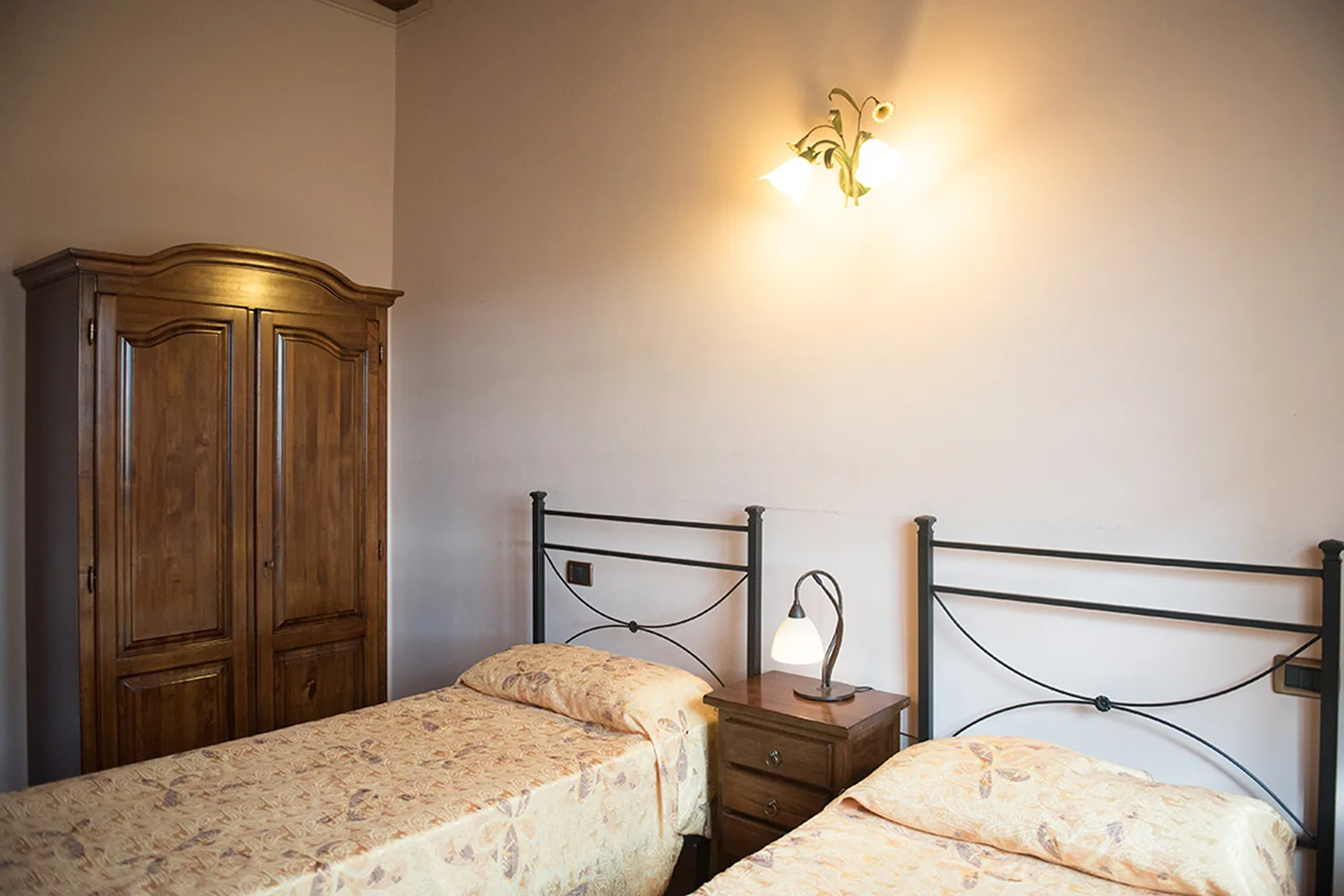hartje-toscane-agriturismo-san-giacomo-appartement-giglio-slaapkamer-twee-eenpersoonsbedden-005-casamia