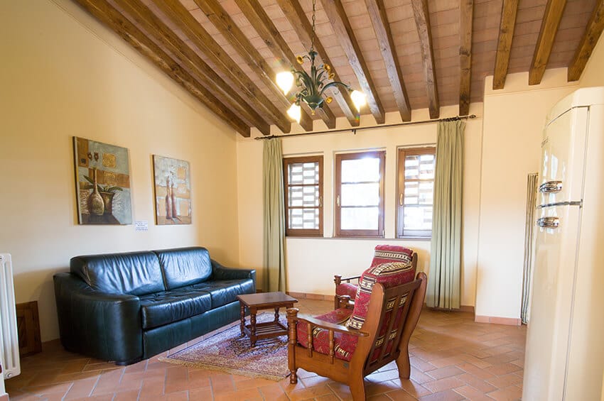 hartje-toscane-agriturismo-san-giacomo-appartement-giglio-woonkamer-04-casamia