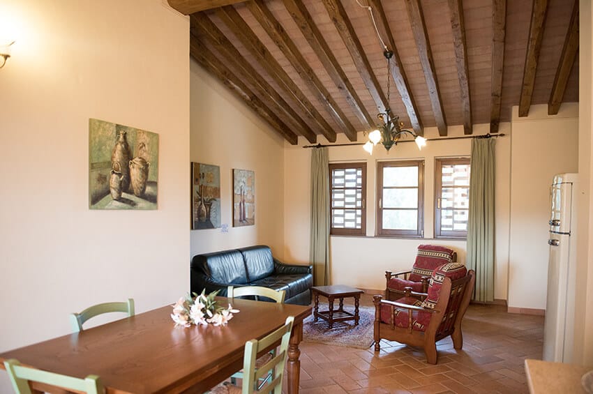 hartje-toscane-agriturismo-san-giacomo-appartement-giglio-woonkamer-eethoek-06-casamia