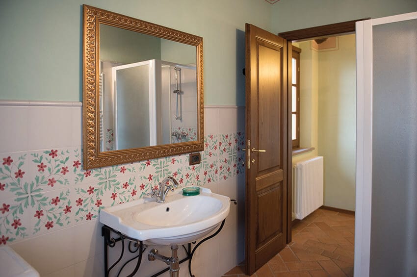 hartje-toscane-agriturismo-san-giacomo-appartement-girasole-badkamer-wastafel-06-casamia