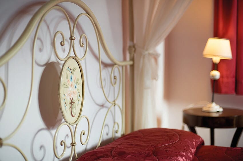 hartje-toscane-agriturismo-san-giacomo-appartement-girasole-bed-detail-05-casamia