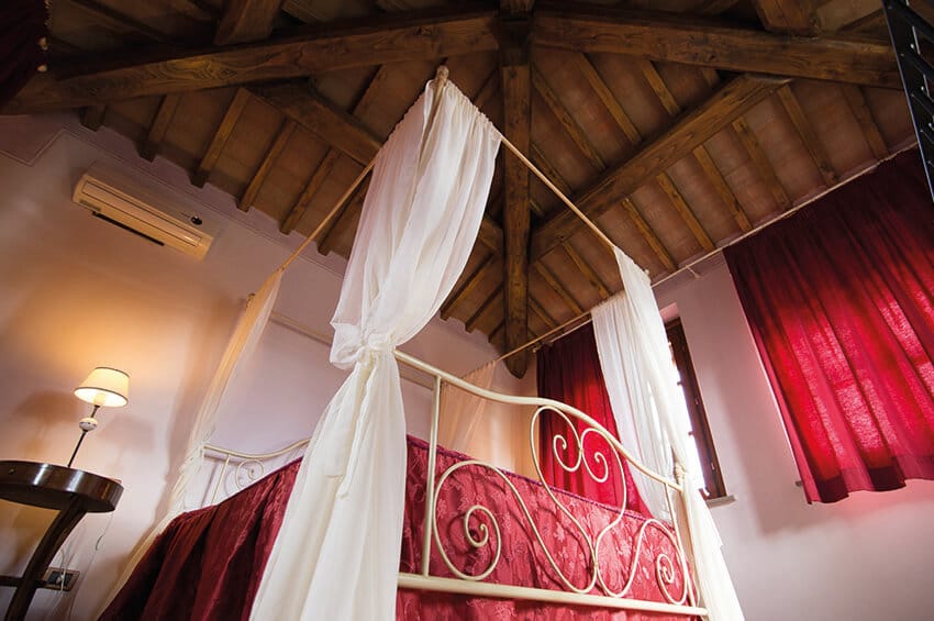 hartje-toscane-agriturismo-san-giacomo-appartement-girasole-hemelbed-detail-02-casamia
