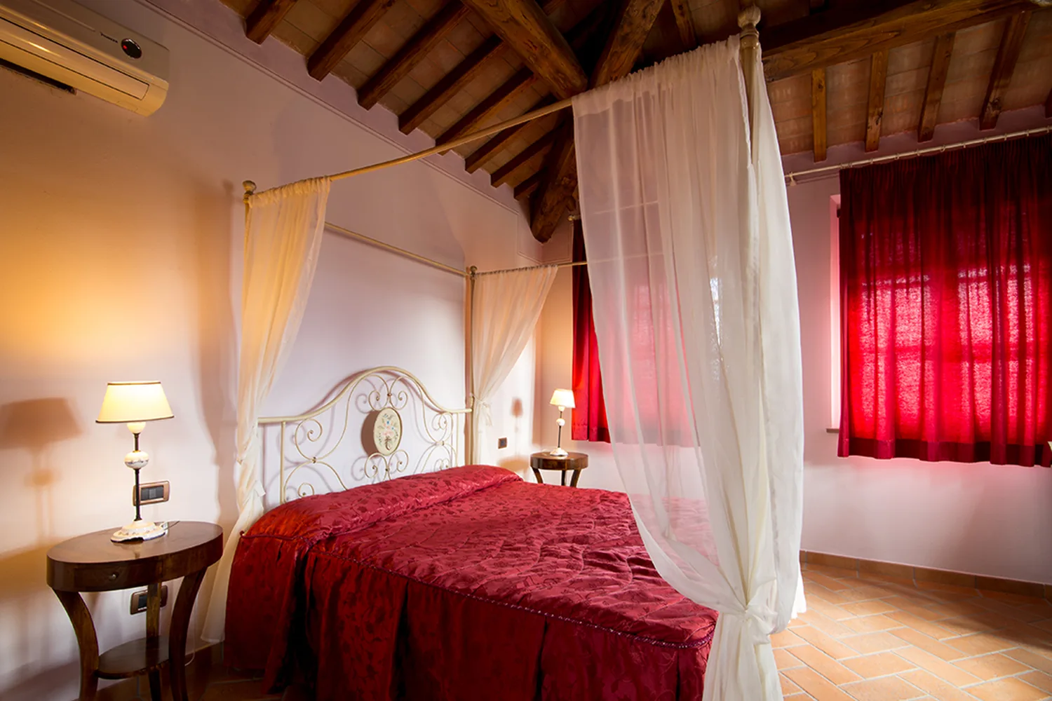 hartje-toscane-agriturismo-san-giacomo-appartement-girasole-slaapkamer-hemelbed-003-casamia
