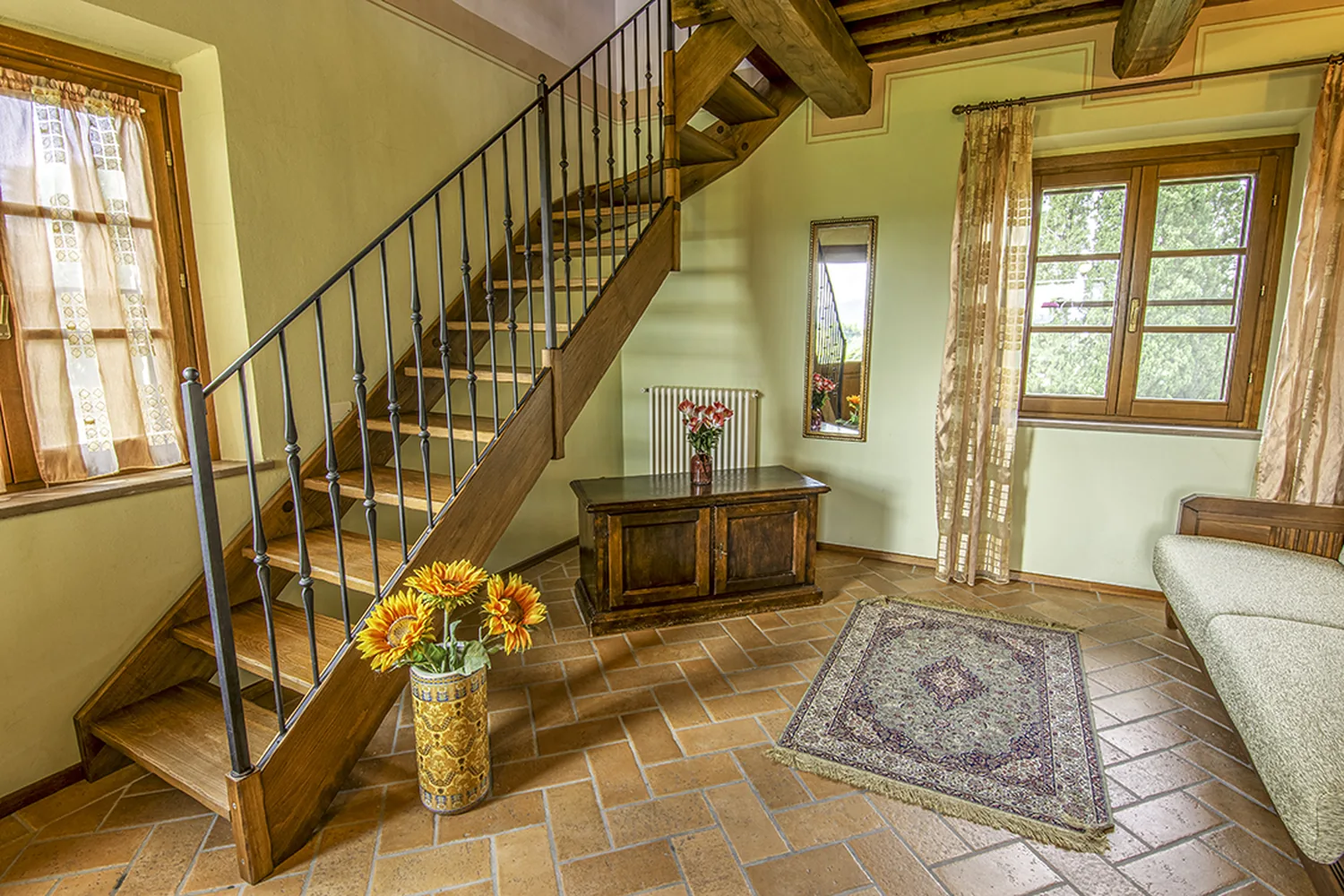 hartje-toscane-agriturismo-san-giacomo-appartement-girasole-woonkamer-trap-001-casamia