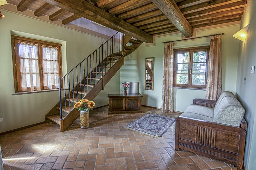 hartje-toscane-agriturismo-san-giacomo-appartement-girasole-woonkamer-trap-10-casamia