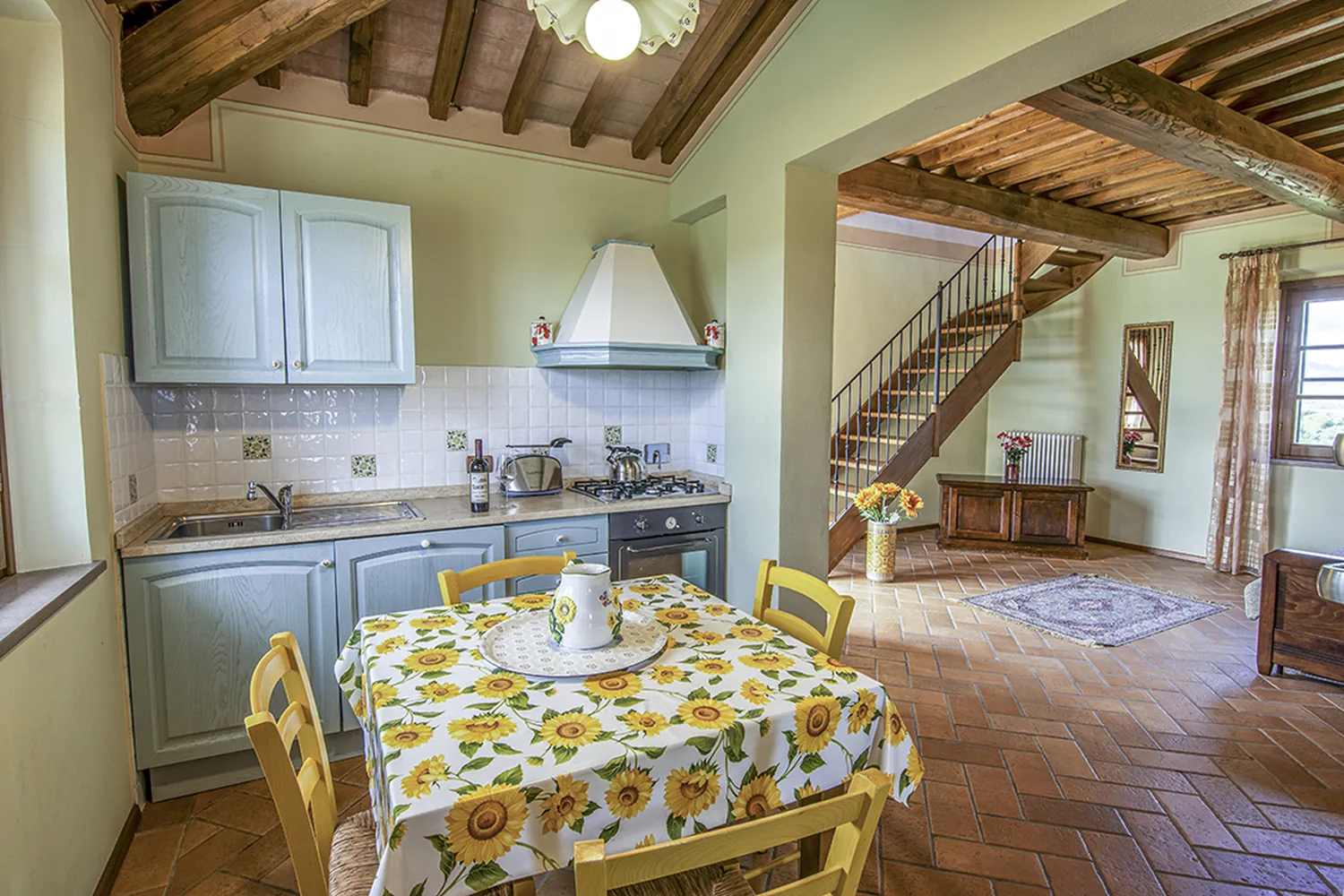 hartje-toscane-agriturismo-san-giacomo-appartement-girasole-woonkeuken-004-casamia