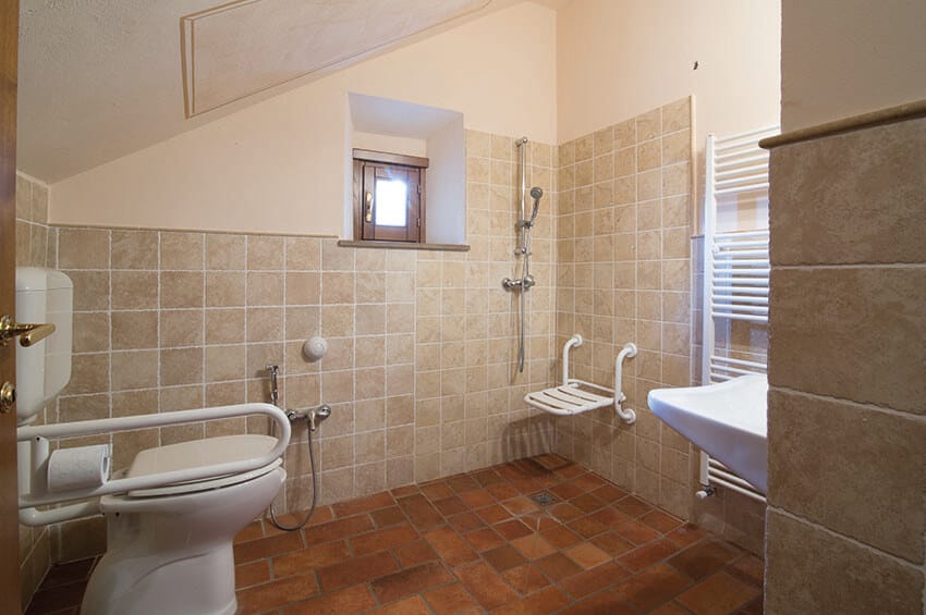 hartje-toscane-agriturismo-san-giacomo-appartement-margherita-badkamer-douche-04-casamia