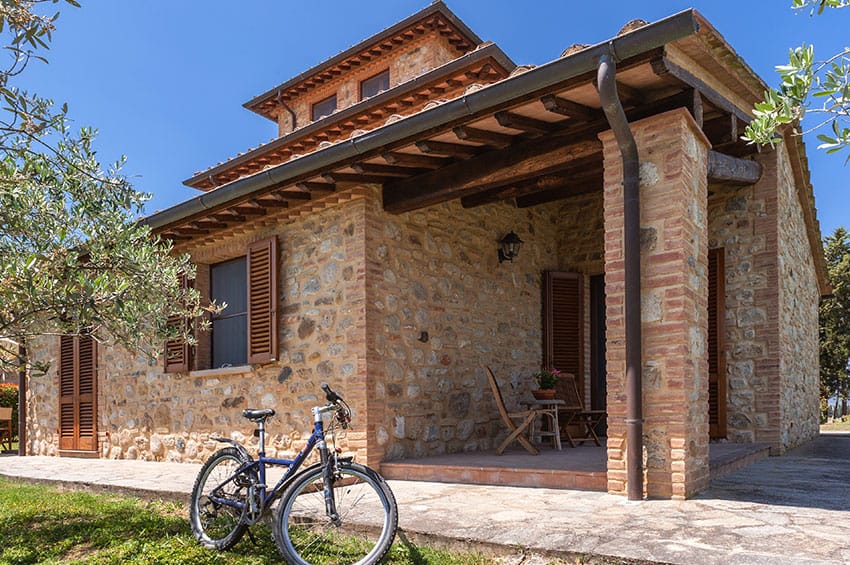 hartje-toscane-agriturismo-san-giacomo-appartement-margherita-buitenzijde-entree-01-casamia