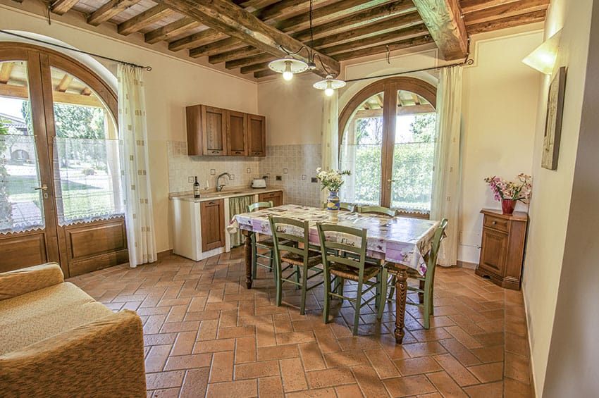 hartje-toscane-agriturismo-san-giacomo-appartement-margherita-eetkamer-14-casamia