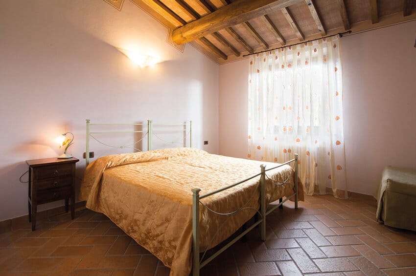 hartje-toscane-agriturismo-san-giacomo-appartement-margherita-slaapkamer-raam-07-casamia