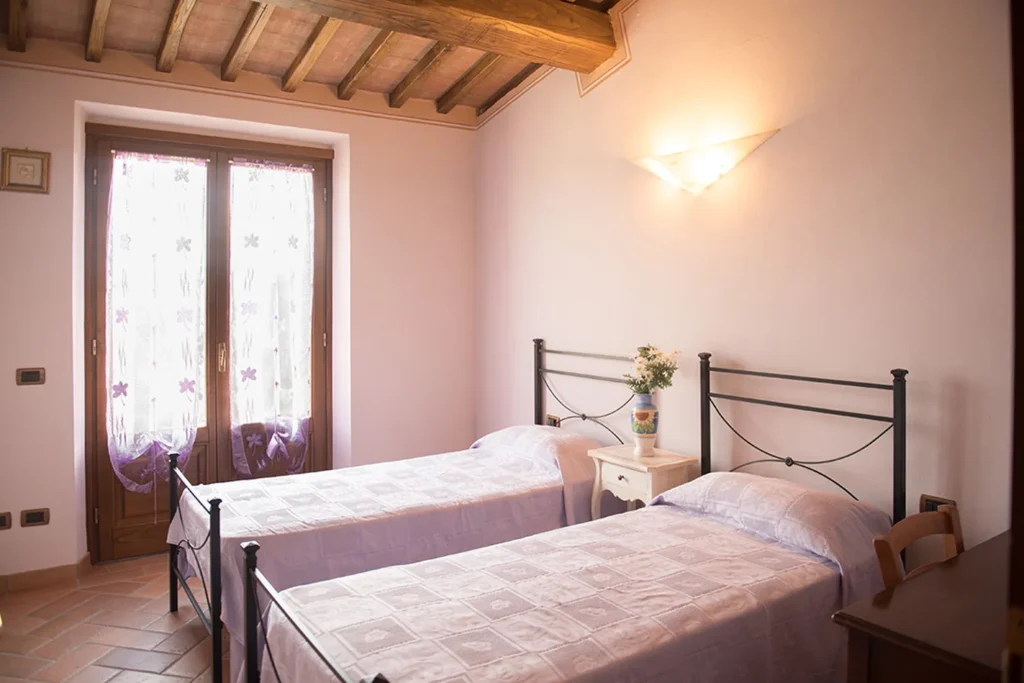 hartje-toscane-agriturismo-san-giacomo-appartement-margherita-slaapkamer-twee-eenpersoonsbedden-005-casamia