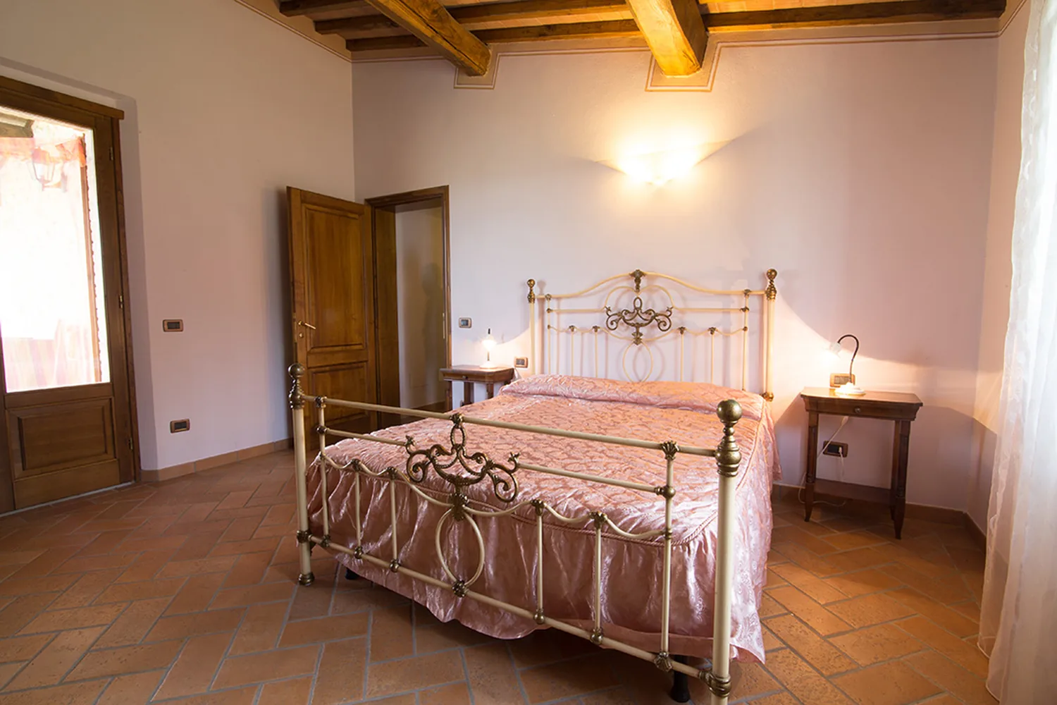 hartje-toscane-agriturismo-san-giacomo-appartement-margherita-slaapkamer-tweepersoonsbed-004-casamia