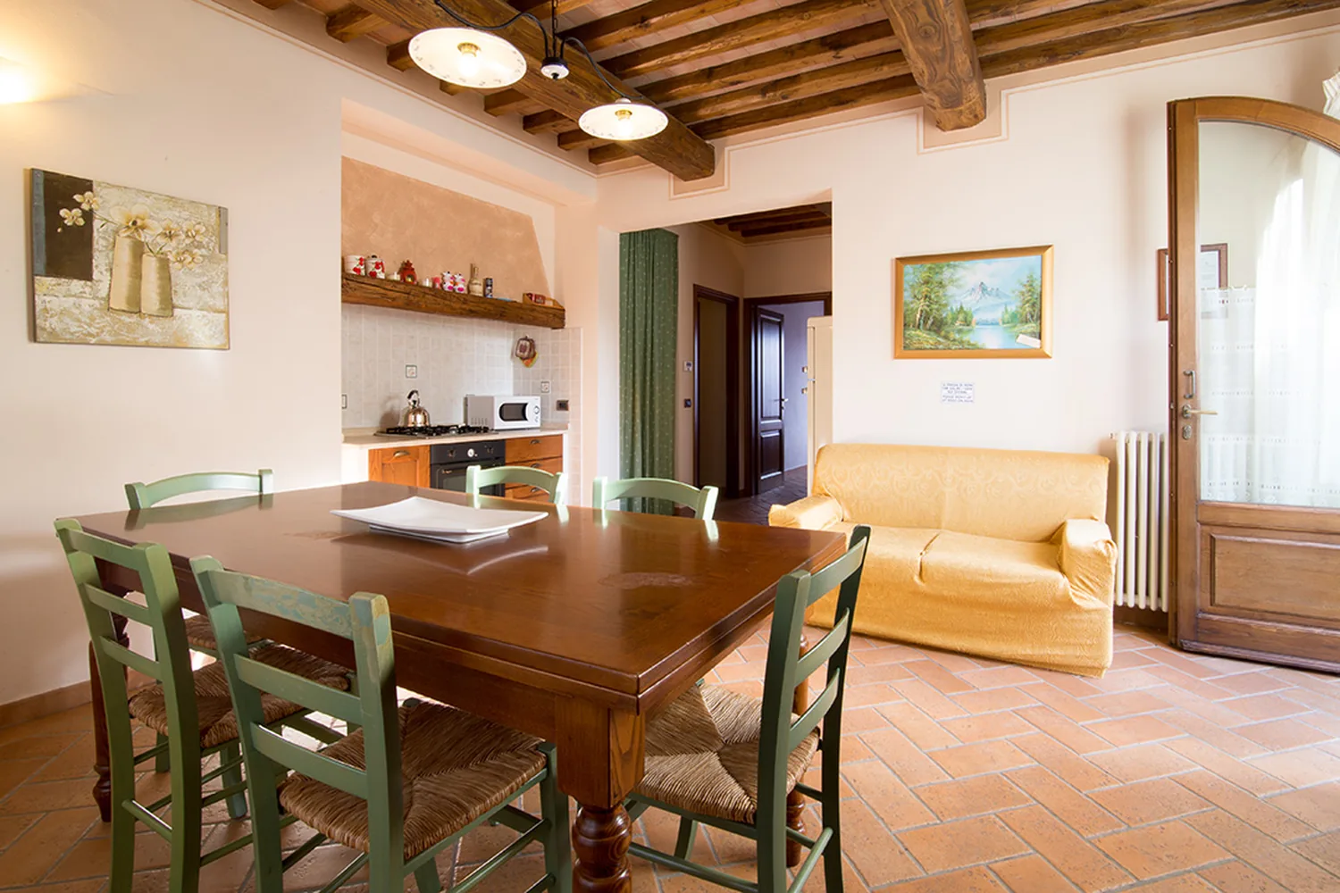 hartje-toscane-agriturismo-san-giacomo-appartement-margherita-woonkamer-eethoek-002-casamia